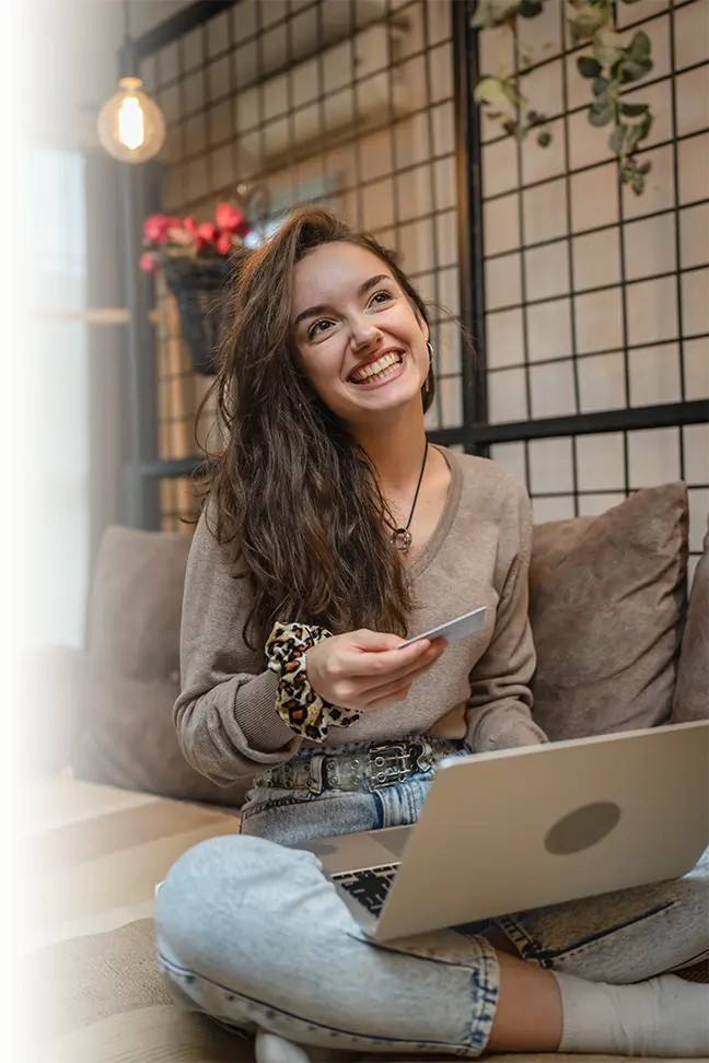 Une jeune femme s’inscrit en ligne avec ses informations de carte de crédit